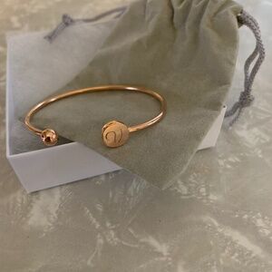 Sarah Chloe Elle bangle-round V initial